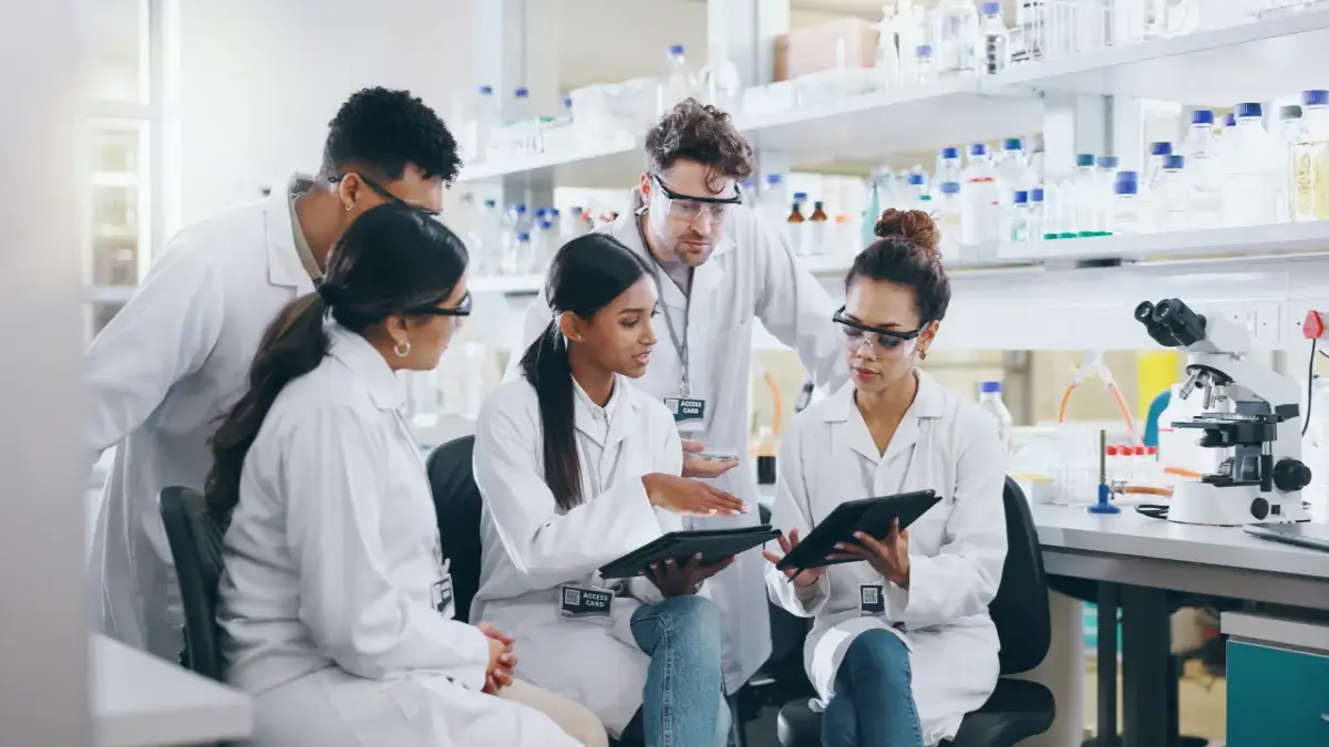 Ein Team von Forschenden analysiert gemeinsam Versuchsergebnisse im Labor.