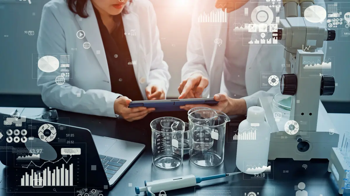 Zwei Wissenschaftler im Labor bei der Datenanalyse mit Mikroskop, Reagenzgläsern und digitalen Visualisierungen.