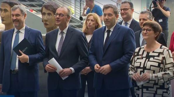Die Inhalte ihres Koalitionsvertrags stellten (v.l.) Markus Söder, Ministerpräsident von Bayern und CSU-Vorsitzender, Friedrich Merz, Unions-Kanzlerkandidat und CDU-Bundesvorsitzender, Lars Klingbeil, SPD-Fraktions- und Bundesvorsitzender, und Saskia Esken, SPD-Bundesvorsitzende in Berlin vor. (Quelle: ARD-Tagesschau)