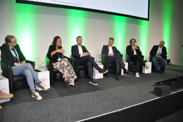 (v. l.n. r.) Bianca Kastl vom Innovationsverbund Öffentliche Gesundheit, Dr. Sybille Steiner, Mitglied im Vorstand der KBV, Sebastian Mörth von AmCham Austria, Gematik-Vorsitzender Dr. Florian Fuhrmann und die Gynäkologen Dr. Waldemar Funk sowie Heinrich Wessels; © Runkel