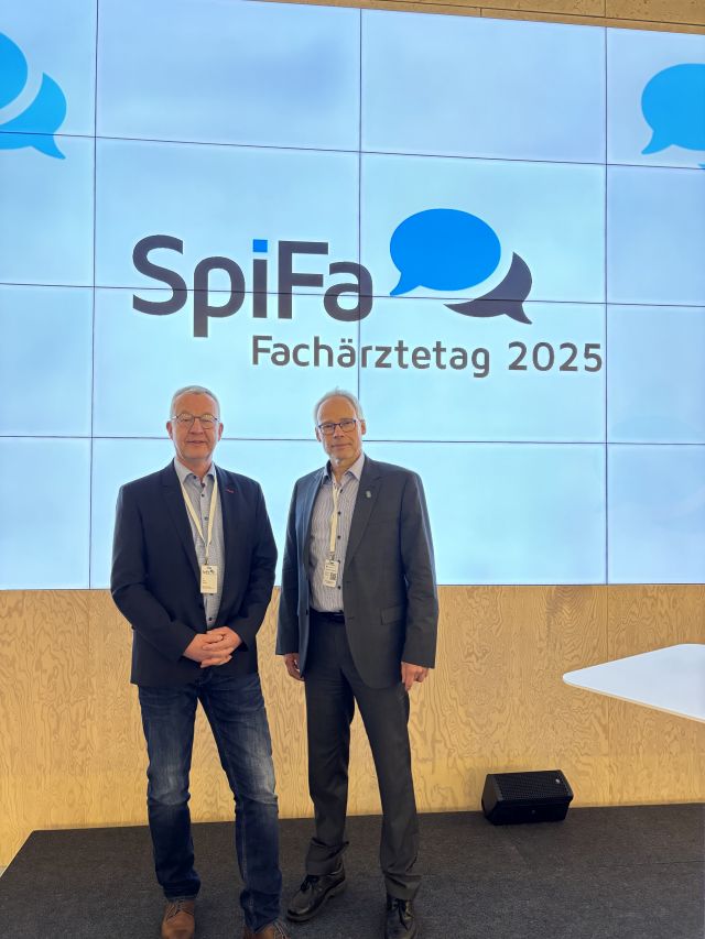 Die BvDU-Spitzen Dr. Axel Belusa und Dr. Peter Kollenbach auf dem Fachärztetag 2025 des SpiFa in Berlin. (Foto: BvDU)