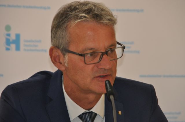 Für Geldzahlungen bis zur Jahresmitte plädiert der Vorstandsvorsitzende der DKG, Dr. Gerald Gaß. (Foto: DKG)