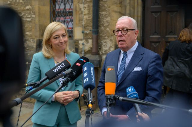 Zur Eröffnung des 129. Deutschen Ärztetags begrüßte Bundesärztekammer-Präsident Dr. Klaus Reinhardt die neue Bundesgesundheitsministerin Nina Warken in Leipzig. (Foto: Christian Glawe-Griebel/helliwood.com)