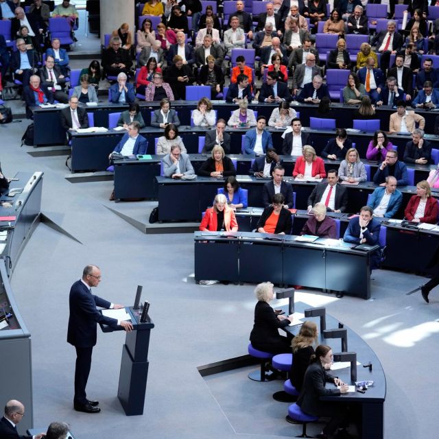 Der alte Bundestag beschloss gestern die Ausnahme der Verteidigungskosten über 1% BIP in der Schuldenbremse sowie ein Sondervermögen für Infrastruktur und Klimaschutz in Höhe von 500 Milliarden Euro. (Quelle: ZDF)