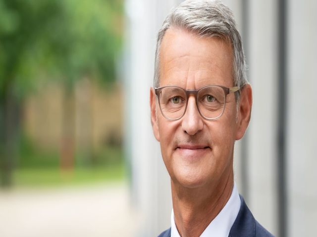 Porträt eines Arztes im professionellen Umfeld.