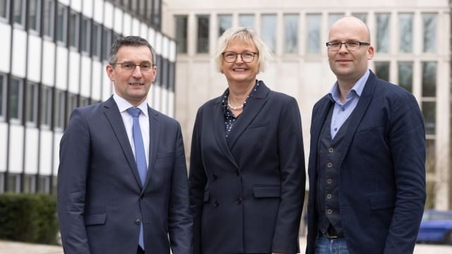 Die glühenden Kohlen aus dem Feuer muss nun der neue KV-Vorstand mit der Vorstandsvorsitzenden Dr. Bettina Schultz (M.), Karsten Brandstetter (l.) sowie Alexander Paquet (r.) holen. (Foto: KVSH)