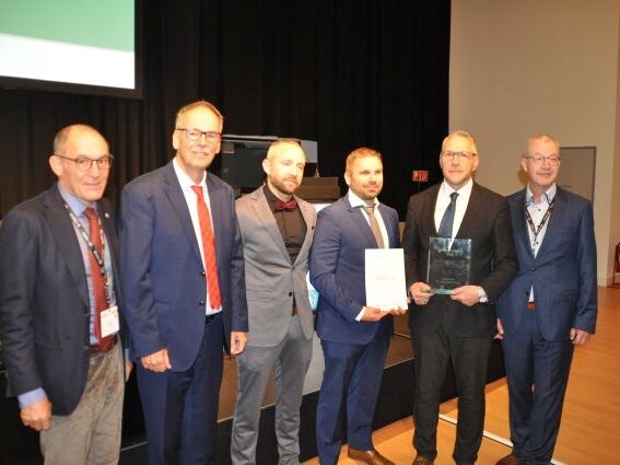 Dr. Ralf Eckert aus Eisleben (2.v.r.) erhielt den Alexander-von Lichtenberg-Preis für ein innovatives Konzept zur Stärkung der ländlichen Urologie. Die Auszeichnung nahmen BvDU-Präsident Dr. Axel Belusa (r.), DGU-Generalsekretär Prof. Max Burger (l.) sowie Frank Denker (2.v.l., Takeda) vor. (Foto: Runkel)