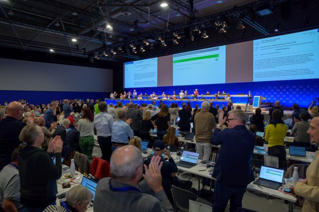 Der Moment der Entscheidung auf dem 129. Deutschen Ärztetag in Leipzig. Mit klarer Mehrheit stimmten die Delegierten der neuen GOÄ zu. Nun ist die Politik am Zug. (Foto: Bundesärztekammer/Pressestelle)