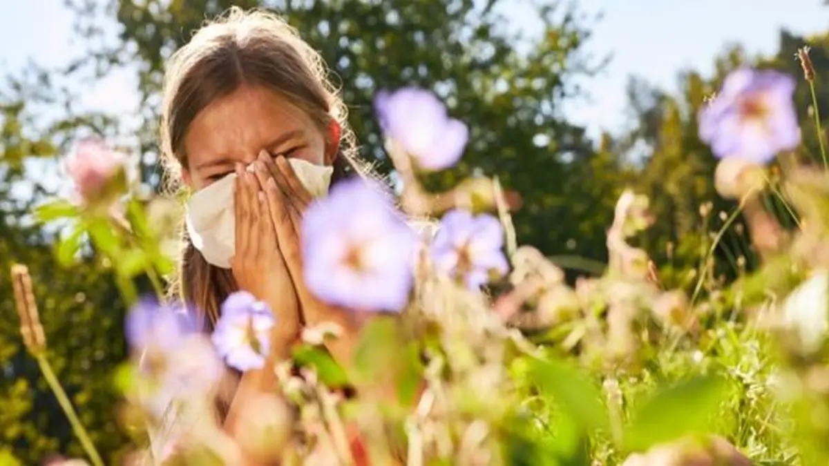 Mädchen mit Heuschnupfen putzt sich die Nase © Robert Kneschke – stock.adobe.com
