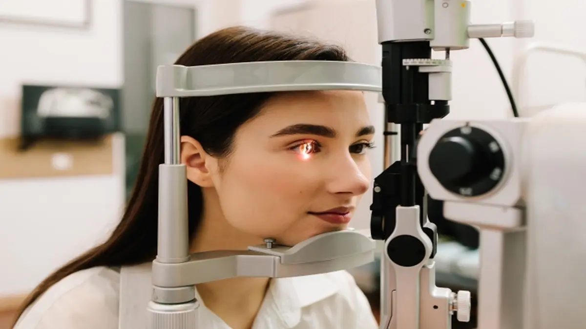 Augenärztliche Untersuchung mit einem Spaltlampenmikroskop zur Erkennung von Nebenwirkungen moderner Krebstherapien.