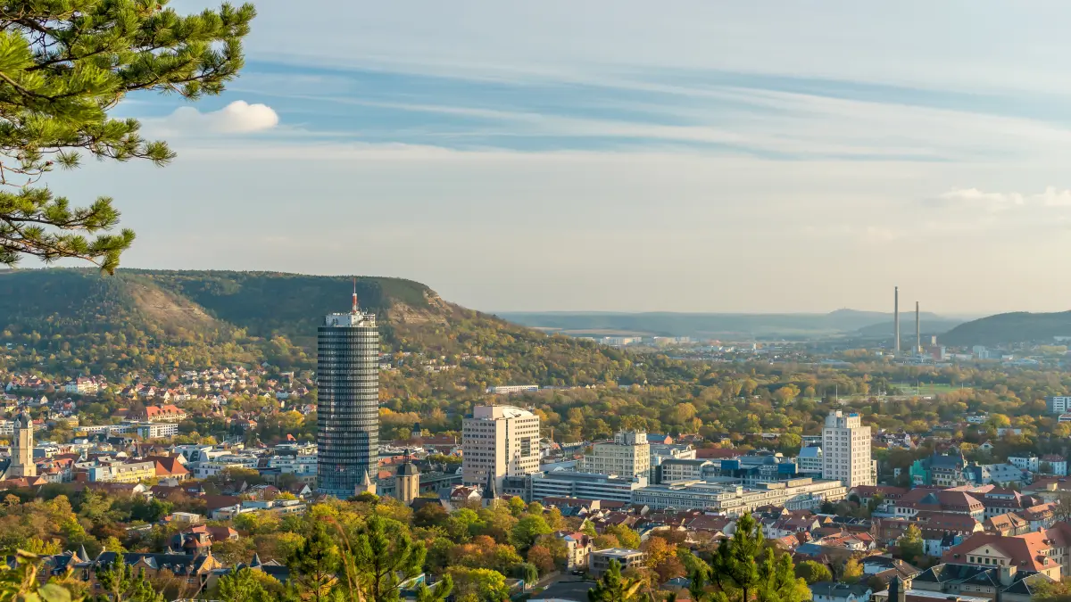Wunderschöne Aussicht auf Jena vom Landgrafenblick bei Sonnenuntergang