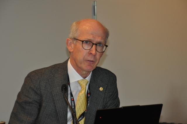 Prof. Dr. Bernd Wullich, Präsident des DGU-Kongresses 2025, spricht auf der Eröffnungs-Pressekonferenz über Nachhaltigkeit und Forschung in der Urologie.