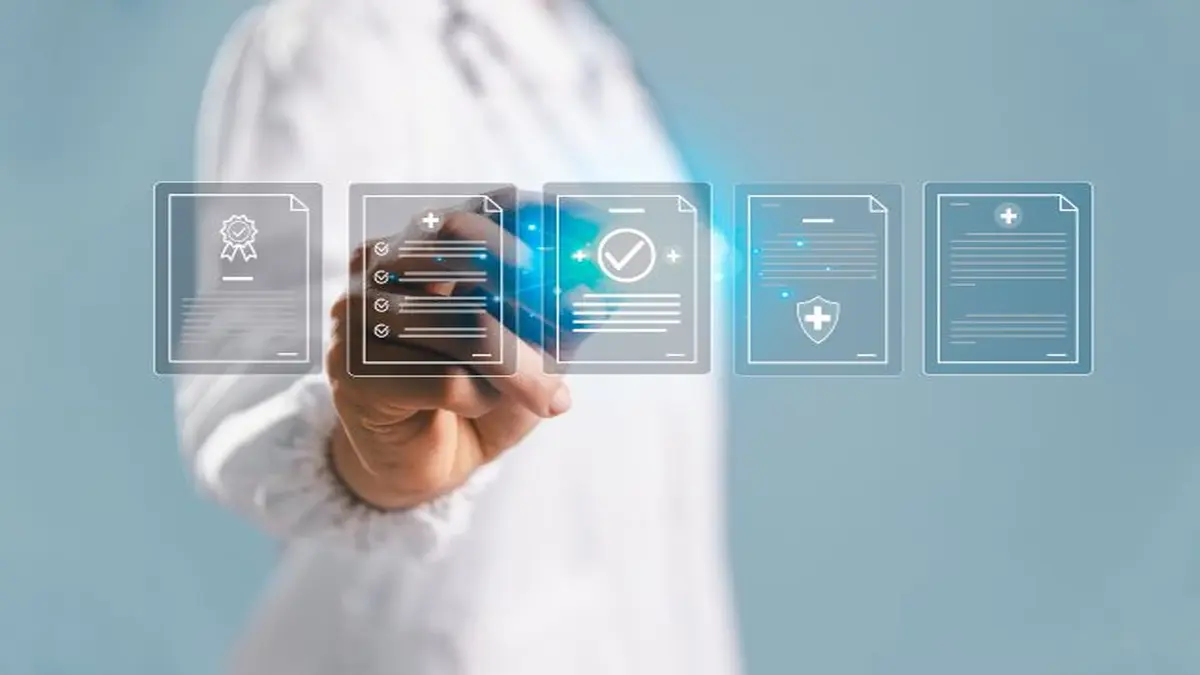 Ein Arzt präsentiert digitale Symbole für Dokumentenmanagement und Checklisten.