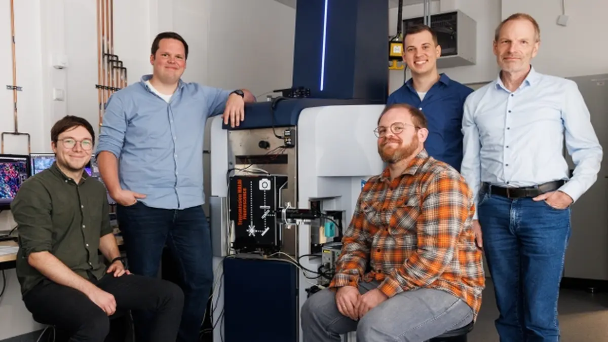 Forschungsteam mit einem innovativen Massenspektrometer, das Stoffwechselunterschiede einzelner Zellen sichtbar macht.