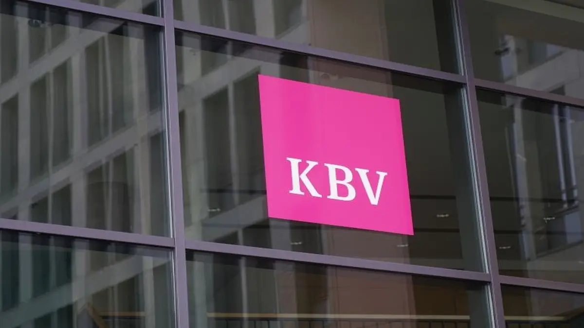 KBV Logo an moderner Glasfassade