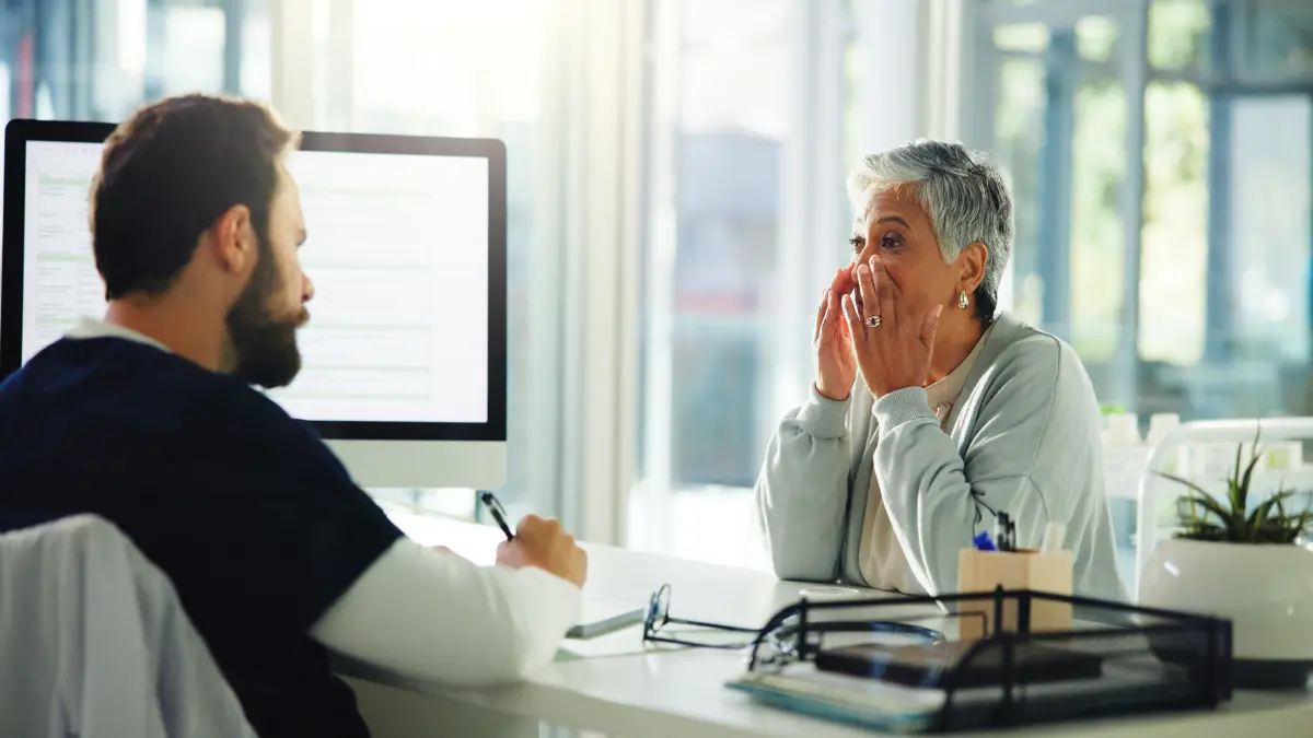 Arzt und Partien in Beratung Nasennebenhöhlenentzündung