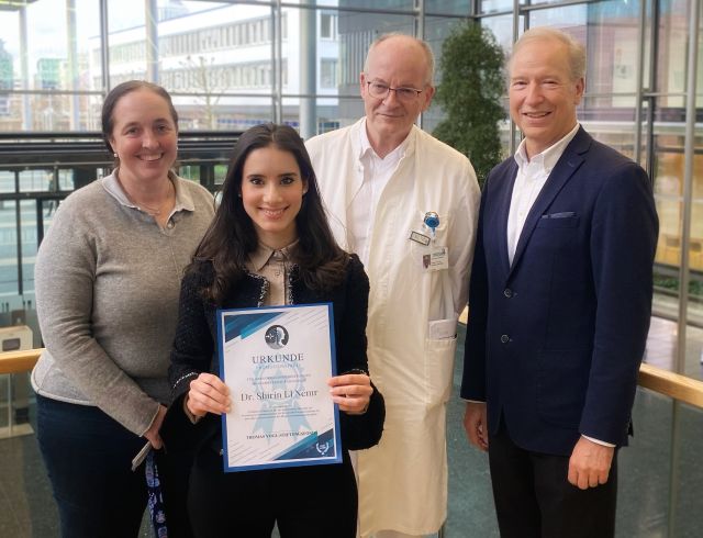 Die Preisträgerin Dr. Shirin El Nemr (mit Urkunde) zusammen mit den Kommissionsmitgliedern Prof. Dr. Katrin Sylvia Cremona Eichler, Prof. Dr. Thomas Vogl und Ekkehardt von Knebel Doeberitz (v.l.). Foto: Conny Holtfoth