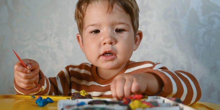 Kind mit offener Mundhaltung beim Spielen