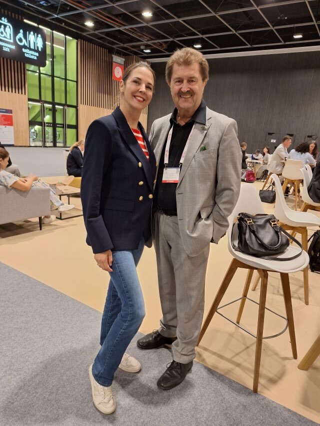 Prof. Dr. Claudia Borelli neben Prof. Dr. Klaus Fritz (DERM & DERM Alpin) auf dem EADV 2025; ©smack