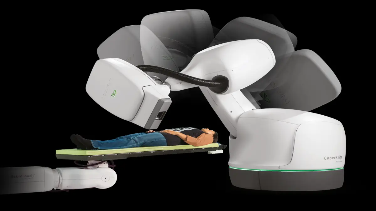 Die Bestrahlung der Prostata erfolgt mittels CyberKnife, einem robotergestützten System mit KI-gestütztem Bewegungsausgleich.