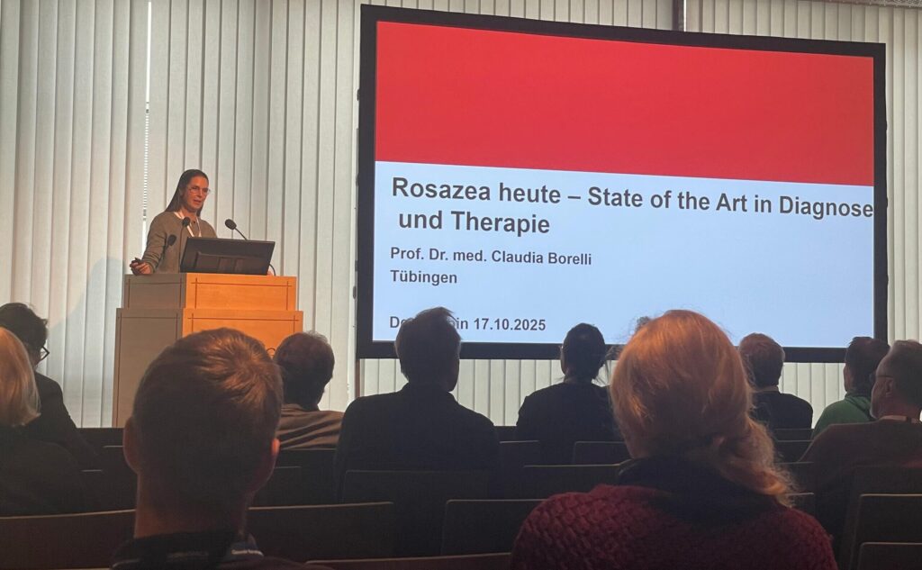 Prof. Dr. Claudia Borelli, Tübingen, bei einem ihrer beiden Vorträge auf der DERM Alpin 2025