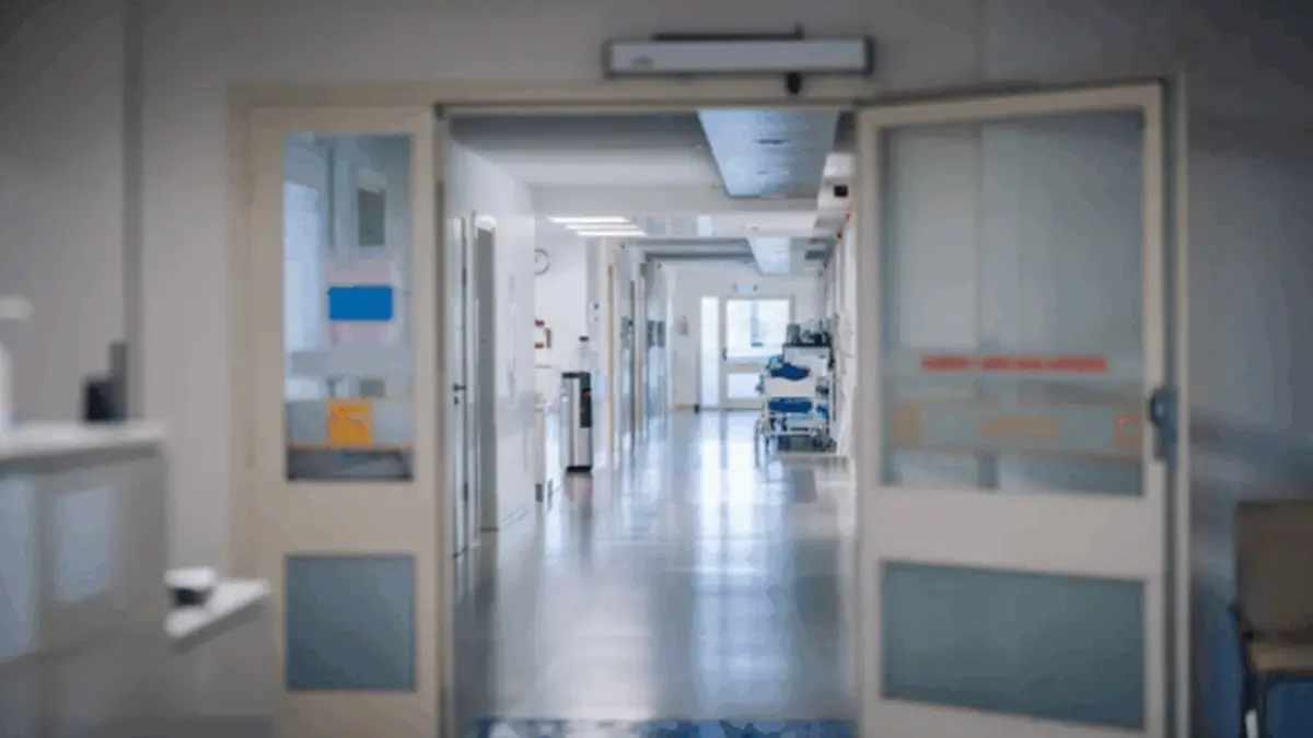 Blick in einen Klinikflur, symbolisch für die Diskussion um die Krankenhausreform und Qualitätsstandards in der Krebsversorgung.