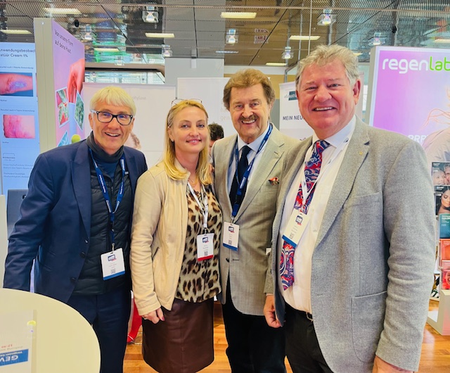 DERM Alpin v. l. n. r.: Tagungspräsident Prof. Dr. John, Organisations-Chefin mit Herz = Bettina Neuhofer, Veranstalter Prof. Dr. Fritz, Veranstaltender Dr. Neuhofer (© Silke Wastler_Pink Lupo Medien)
