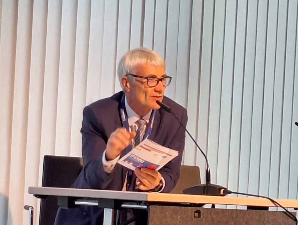 Tagungspräsident Prof. Dr. Swen Malte John bei der Eröffnung der diesjährigen DERM Alpin in Salzburg (2025)