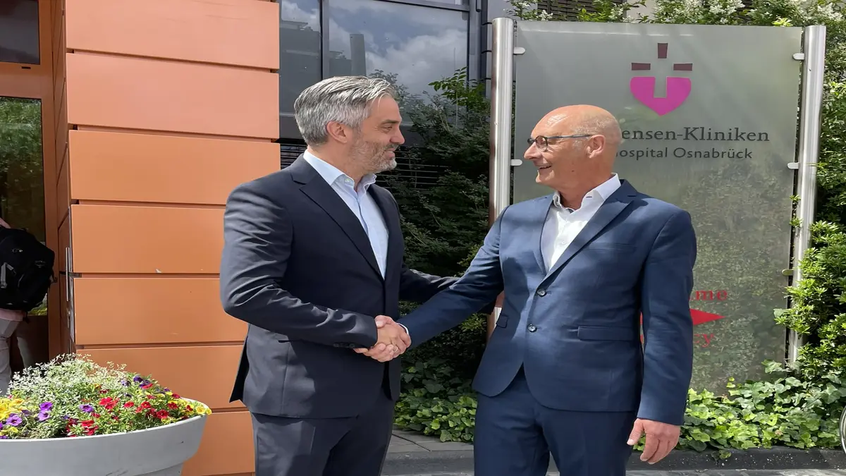 Prof. Dr. med. Steffen Roßlenbroich (links) löst in der Klinik für Unfall-, Hand- und Wiederherstellungschirurgie am Marienhospital Osnabrück Prof. Dr. med. Uwe Joosten ab, der in den Ruhestand verabschiedet wurde. Foto: Ute Laumann/MHO