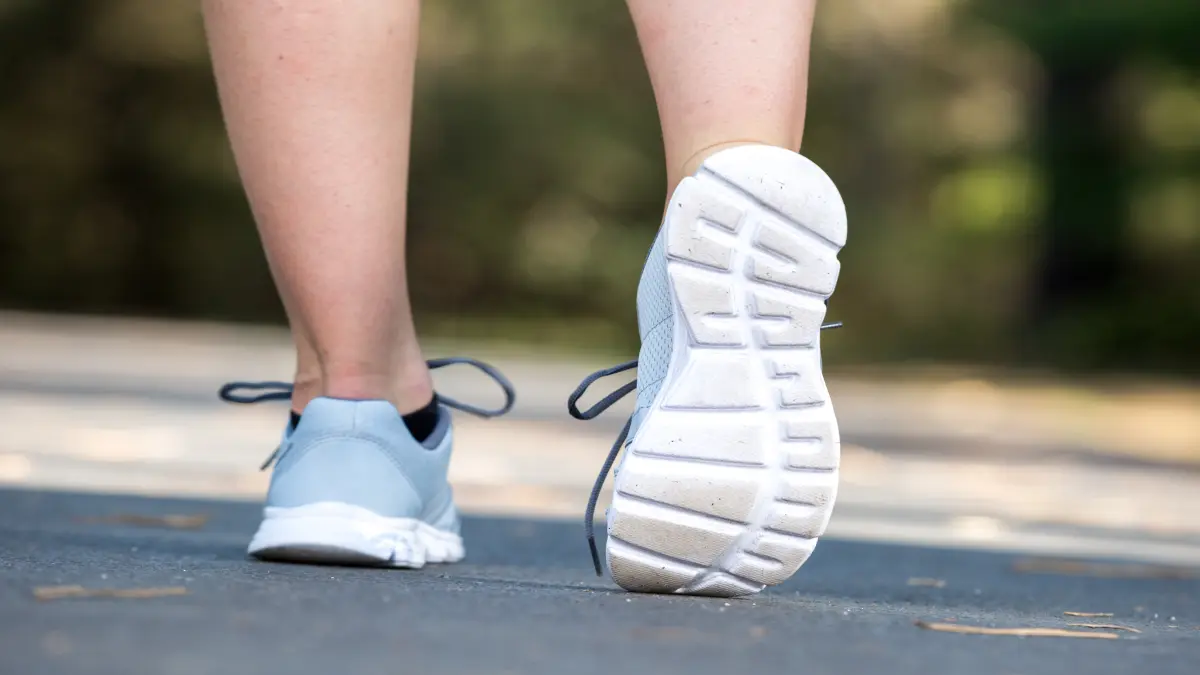 Nahaufnahme von laufenden Füßen, symbolisiert die Herausforderungen bei der Diagnostik von Ataxien.