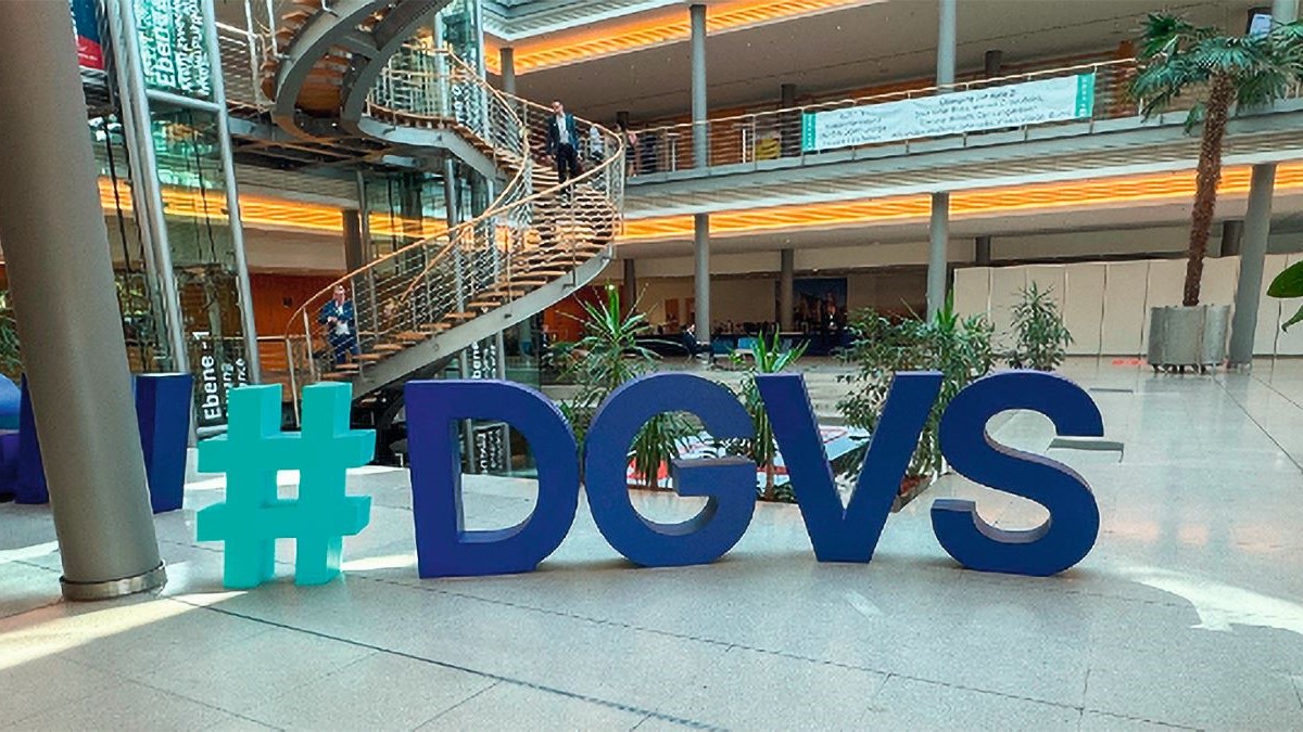 Großes #DGVS-Logo in einer modernen Veranstaltungshalle, Symbol für den DGVS-Kongress.