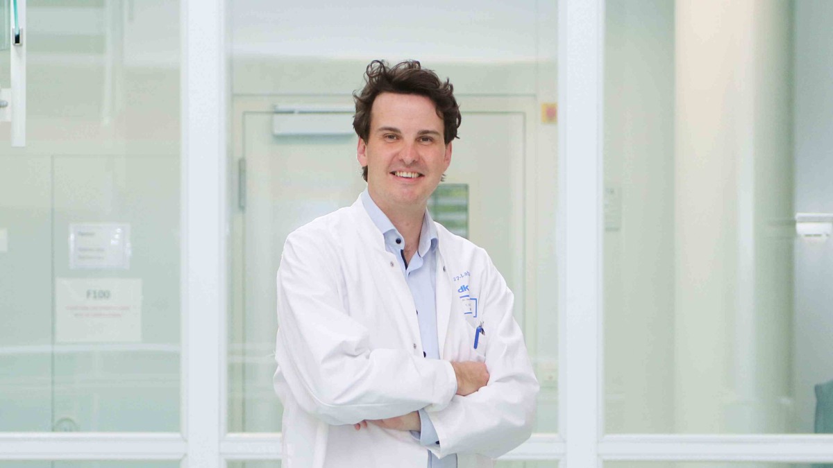 Jens Puschhof, Leiter der Abteilung Mikrobiom und Krebs am DKFZ, steht im Forschungszentrum.