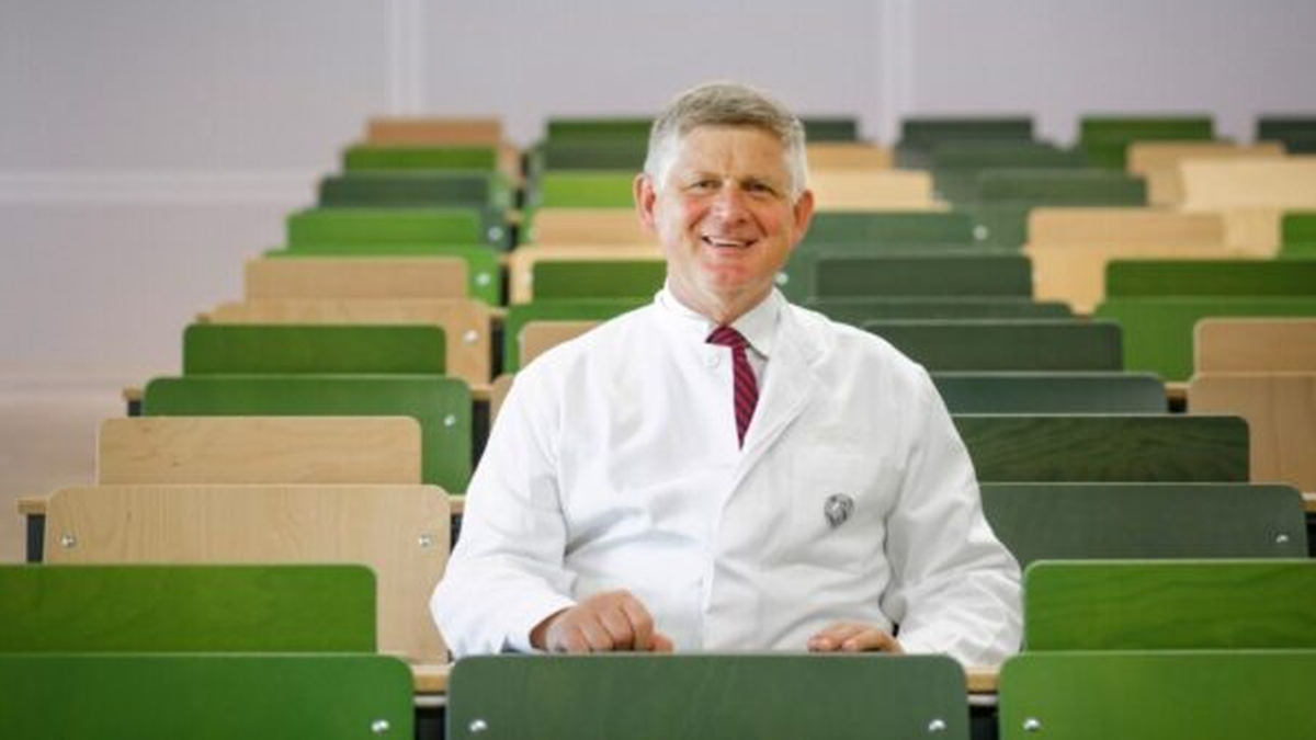 Für seine Forschung für eine bessere Therapie von Leukämie würde der Jenaer Hämatologe und Onkologe Prof. Dr. Andreas Hochhaus mit dem Thüringer Forschungspreis 2025 in der Kategorie angewandte Forschung ausgezeichnet.