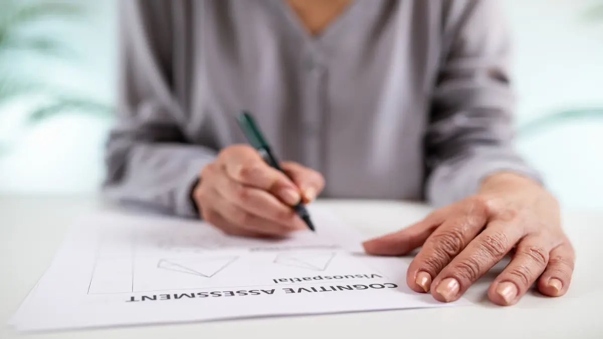 Person führt einen kognitiven Test durch, symbolisiert jährliches Screening bei Multipler Sklerose.