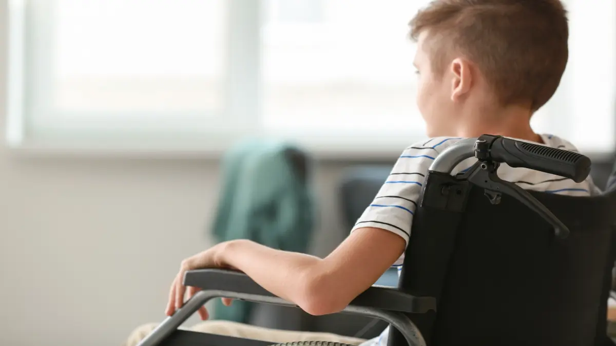 Kind im Rollstuhl, symbolisiert Fortschritte in der Therapie seltener Muskelerkrankungen wie Morbus Pompe und Duchenne-Muskeldystrophie.