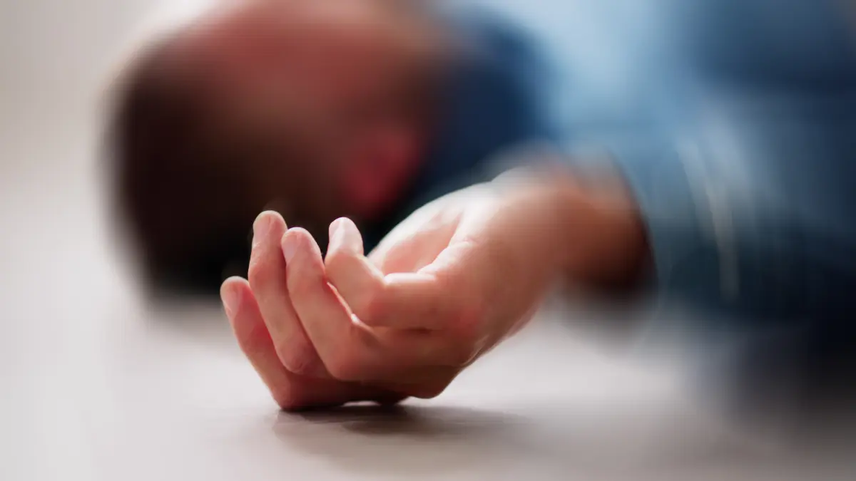 Nahaufnahme einer Hand auf dem Boden, symbolisiert die akute Phase des Status epilepticus und die Herausforderungen im klinischen Management.