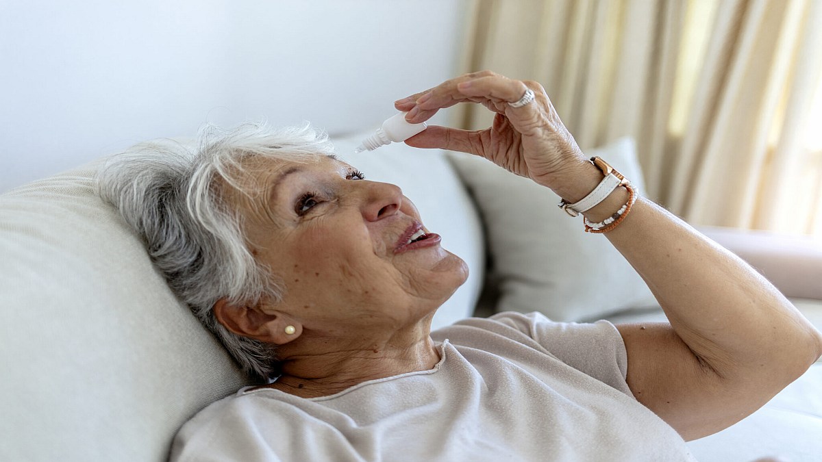 Alte Dame nimmt Augentropfen