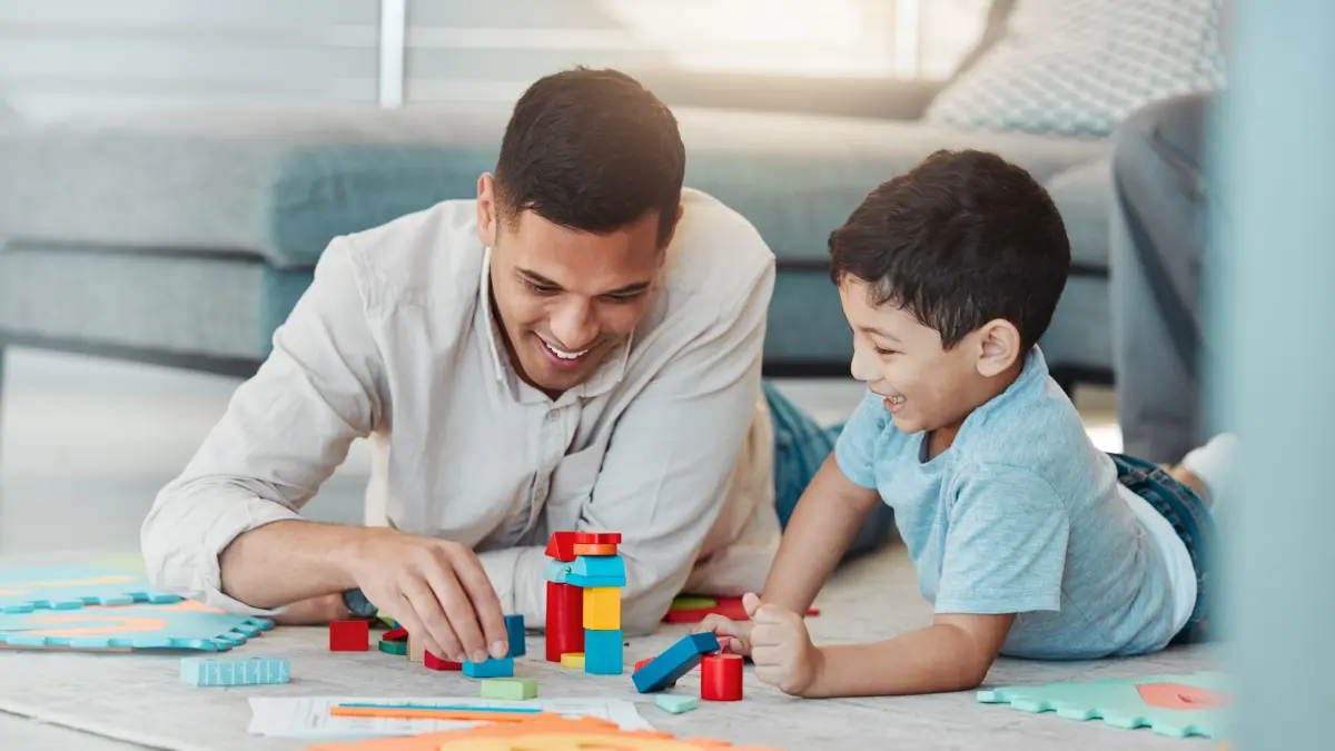 Vater und Sohn spielen mit Bauklötzen