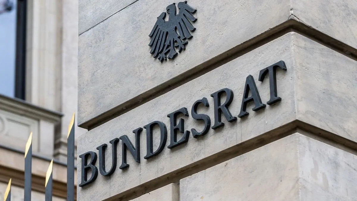 Ansicht des Bundesrat-Gebäudes in Deutschland mit dem Bundesadler und Schriftzug.