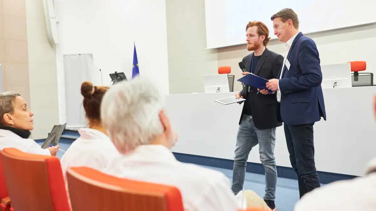 Vortragsszene bei der DERM-Tagung in Frankenthal mit Fachleuten, die dermatologische Themen präsentieren und diskutieren.