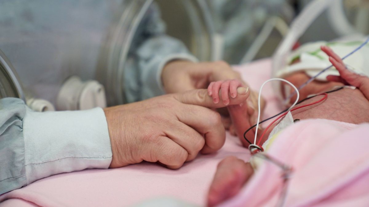 Frühgeborenes im Inkubator, Symbol dafür, dass die Rate der Frühgeburten gesunken ist.