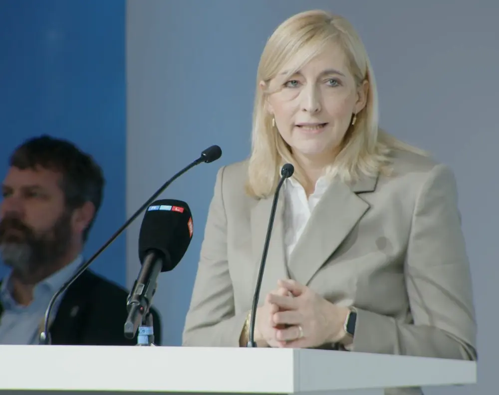 Nina Warken hält eine Rede auf dem Deutschen Krankenhaustag hinter einem Rednerpult mit Mikrofonen.