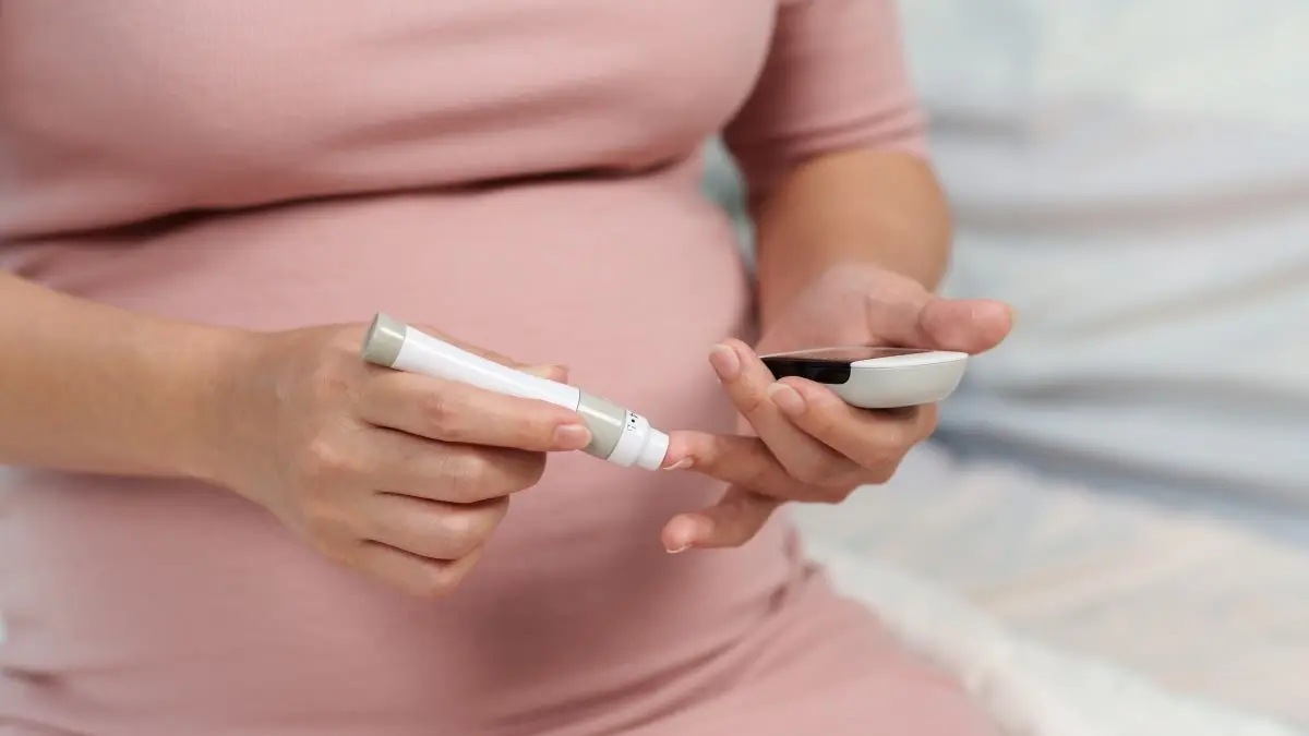 Schwangere misst Blutzucker nach WHO-Leitlinien zu Diabetes in der Schwangerschaft.