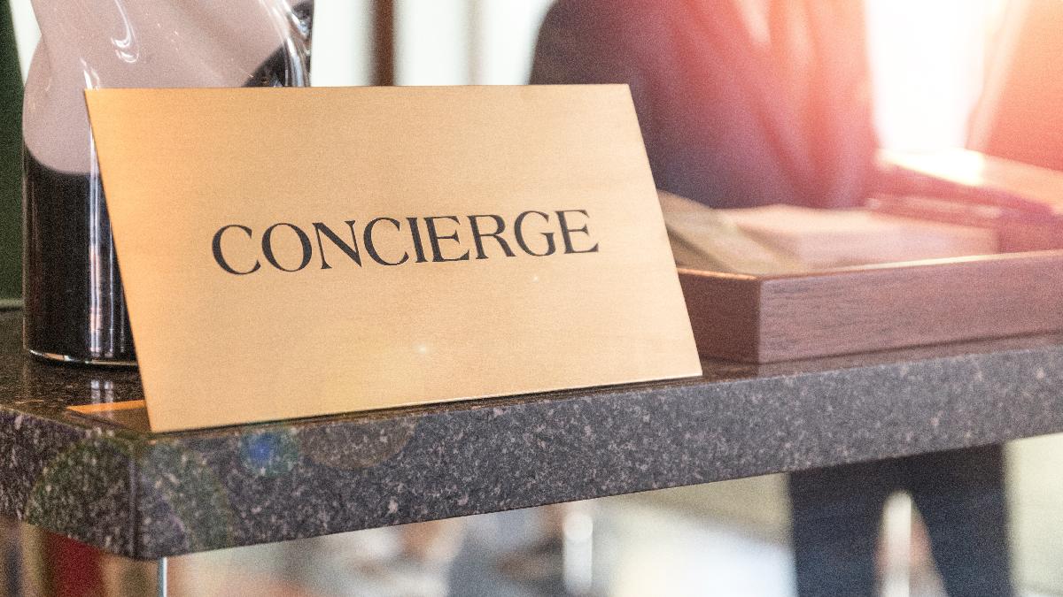 Concierge-Schild auf Tresen