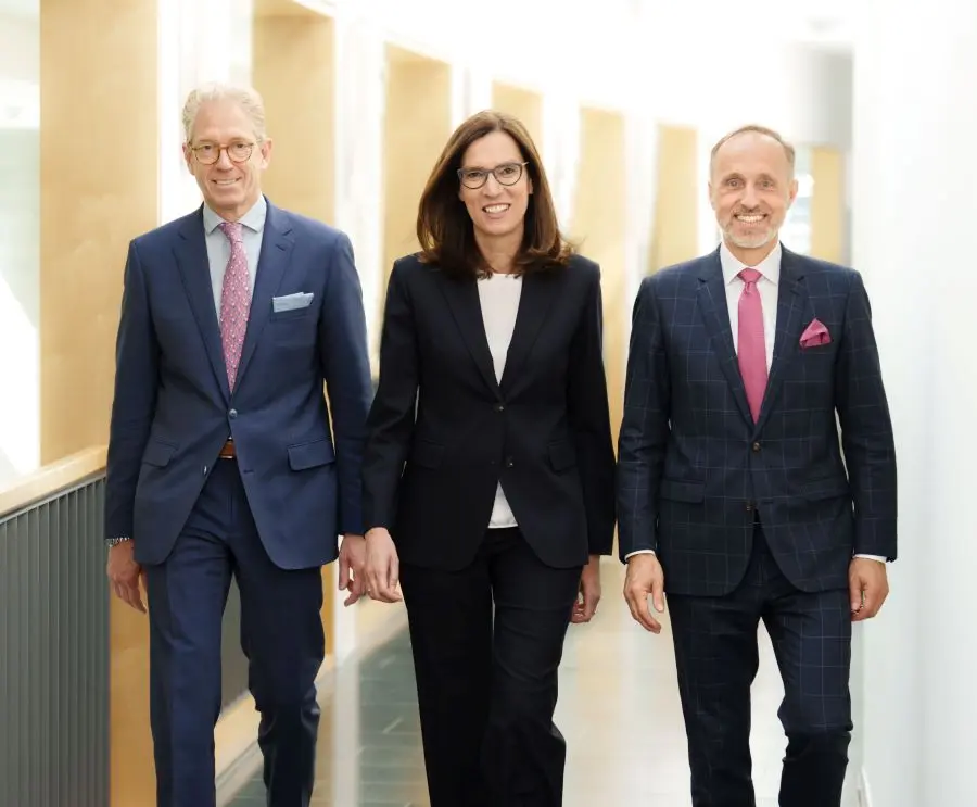 Vor einer Aushöhlung originär ärztlicher Aufgaben durch Delegation warnen (v.l.) Dres. Andreas Gassen, Sibylle Steiner und Stephan Hofmeister. (Foto: KBV)