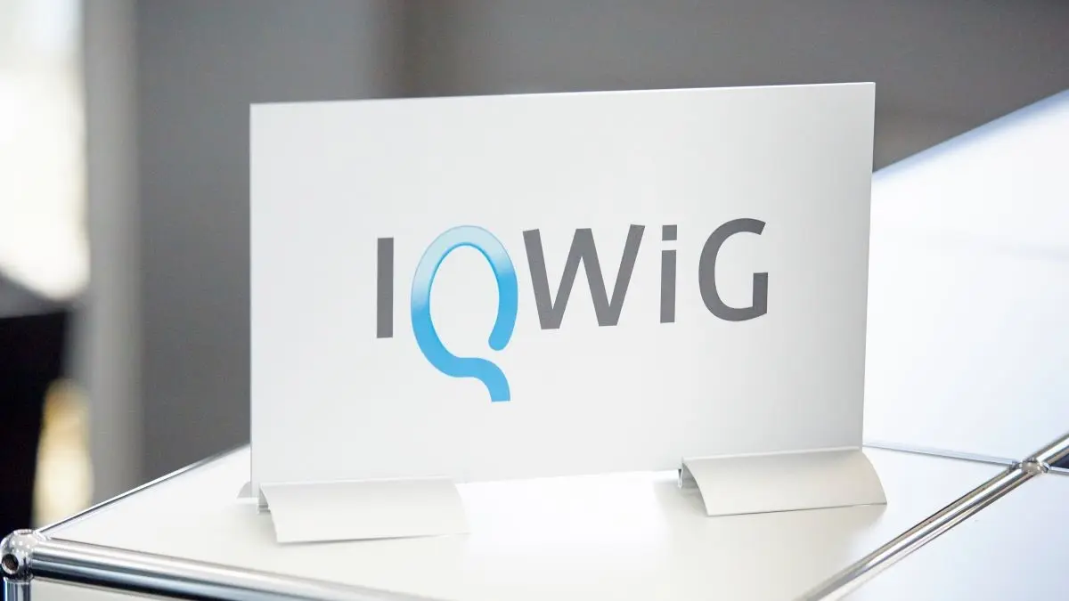 IQWiG Logo auf weißem Aufsteller des IQWiG Instituts.