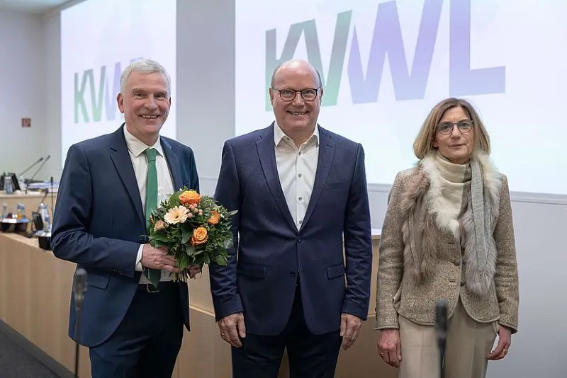 Das KVWL-Führungstrio: Der alte und neue Vorstandsvorsitzende Dr. Dirk Spelmeyer (l.), VV-Vorsitzender Dr. Ulrich Oeverhaus (Mitte) und die stellvertretende Vorstandsvorsitzende Anke Richter-Scheer (r.). (Foto: KVWL)