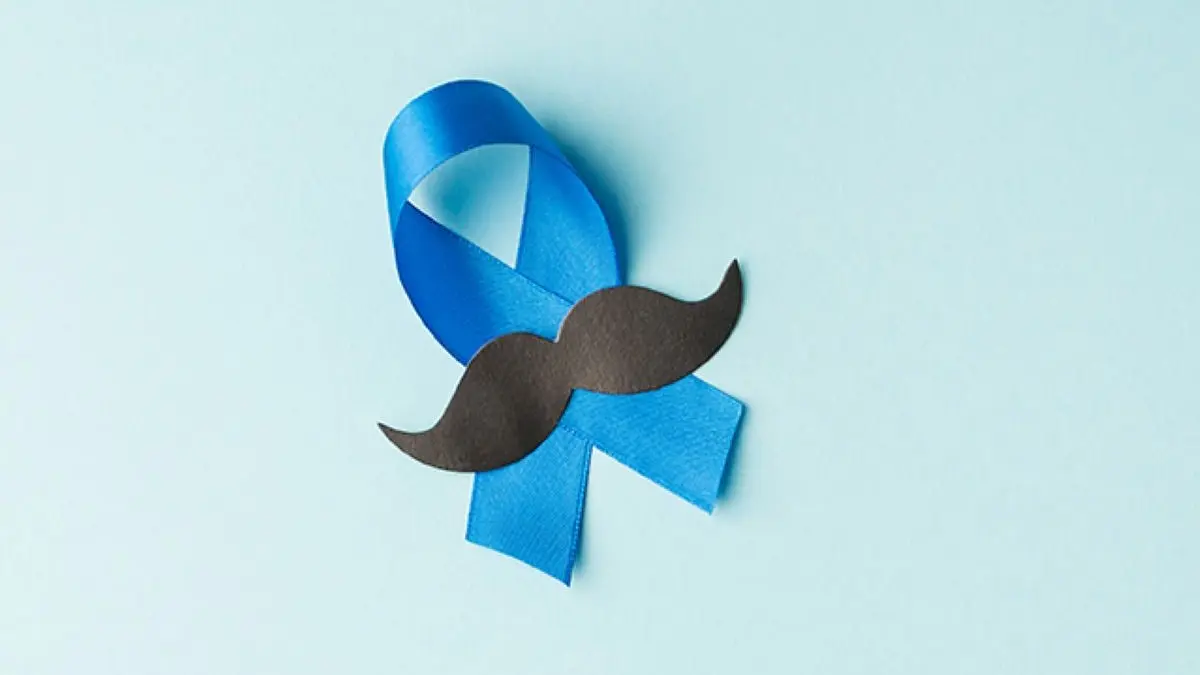 Blaues Band mit schwarzem Schnurrbart auf hellblauem Hintergrund, symbolisiert das Bewusstsein für Prostatakrebs.
