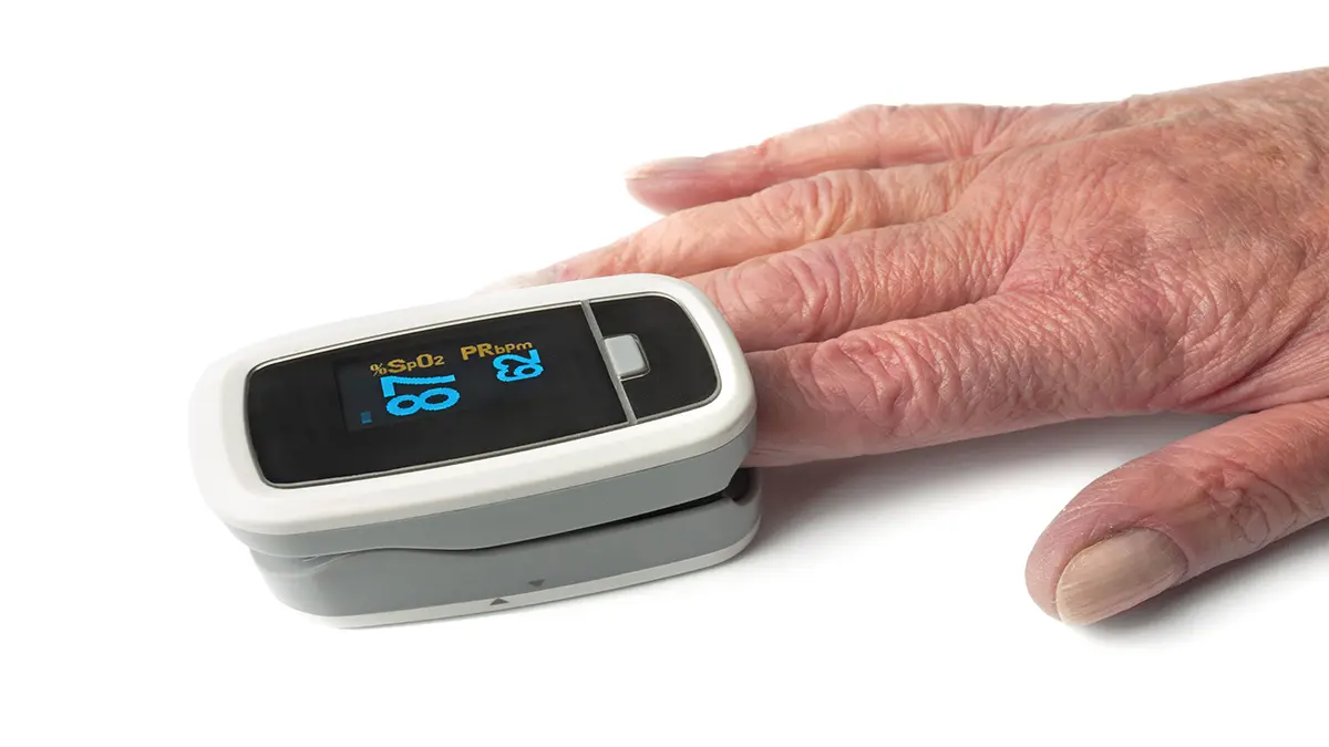 Pulsoximeter auf einer Hand zur Messung von Puls und Sauerstoffsättigung.