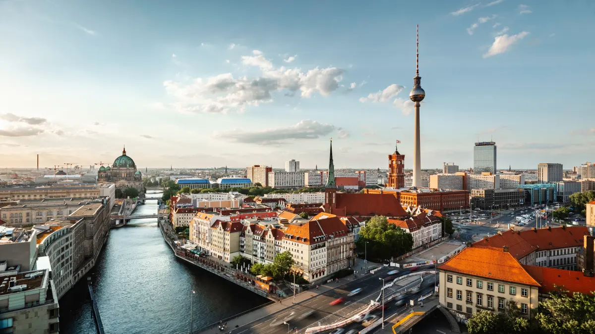 Luftaufnahme der Berliner Skyline mit Fernsehturm und Berliner Dom – Veranstaltungsort des Deutschen Krebskongresses 2026